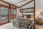 Guest Room-Lion Square 4 Bedroom-Gondola Resorts 